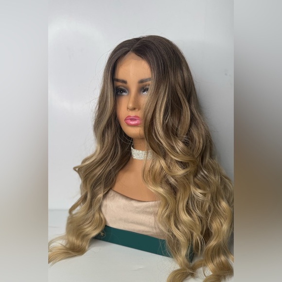 Beautiful Long Ombre Blonde Balayage Wig - Closure front invisible mesh - Picture 5 of 10